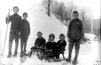 1918-1938 Rodeln und Skier Fieberbrunn