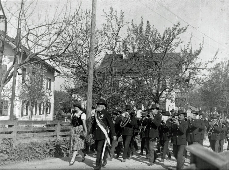 Festzug auf der Dorfstraße