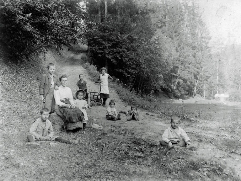 Helene Siorpaes mit Kindern