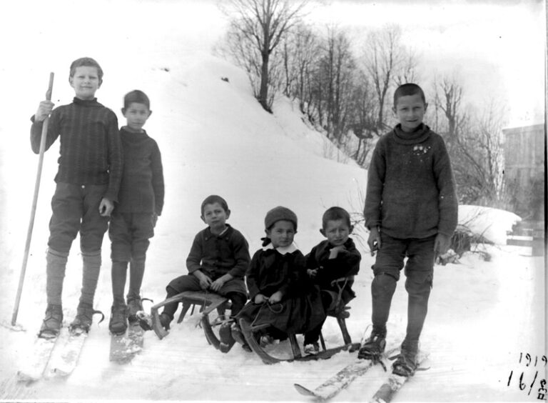 Die Siorpaeskinder im Febraur 1919 als Wintersportler