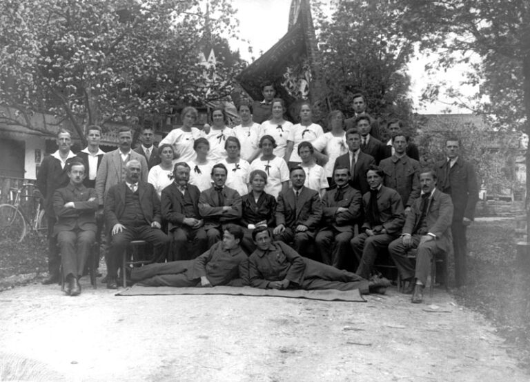 Fieberbrunner Turnverein vor dem Ziegler um 1920