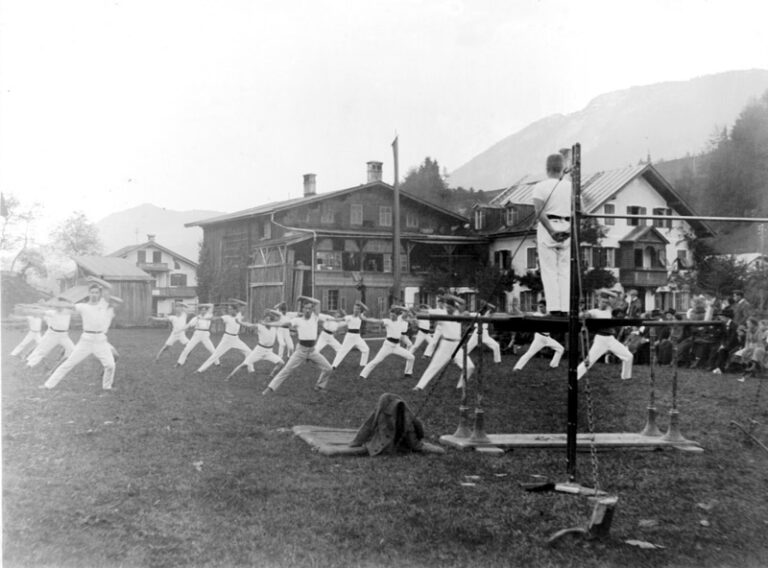 Turnvorführung auf dem Feld im Dorf