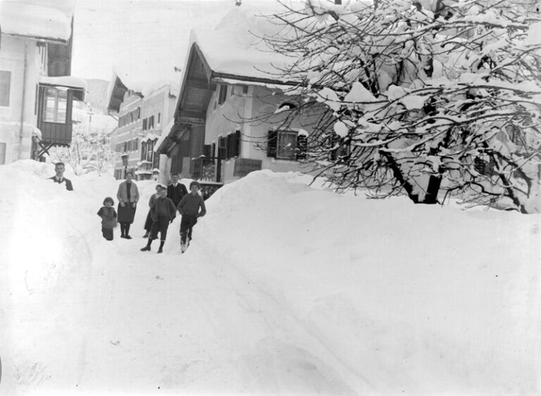 Winter auf der Dorfstraße in Fieberbrunn